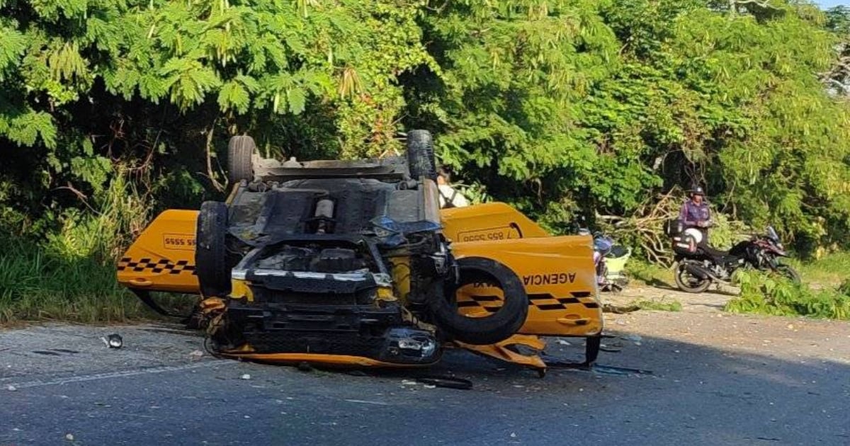 Taxi accidentado en la zona de El Trébol © Facebook/Reynolds Quintana-ACCIDENTES BUSES & CAMIONES por más experiencia y menos víctimas!