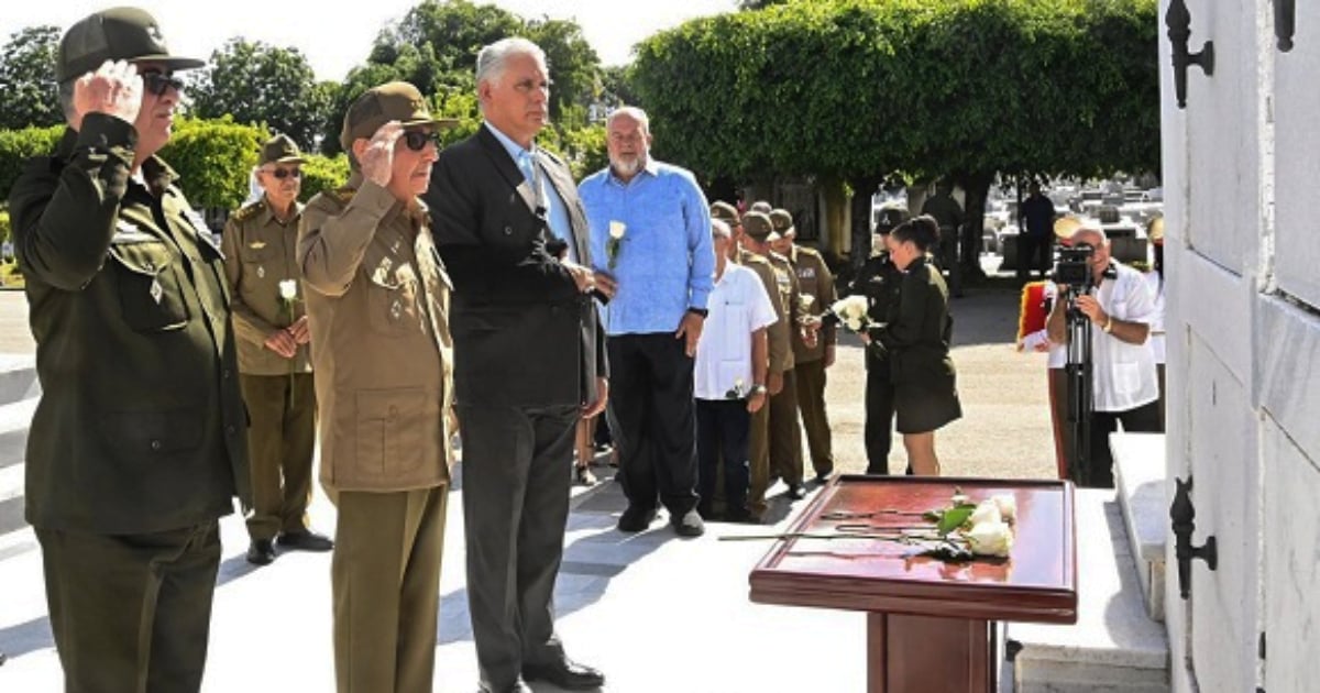 Raúl Castro asiste a la inhumación de los restos del general Romárico Vidal Sotomayor García © Estudios Revolución