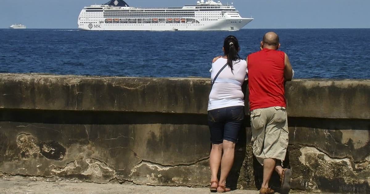 Cubanos en el malecón © CiberCuba