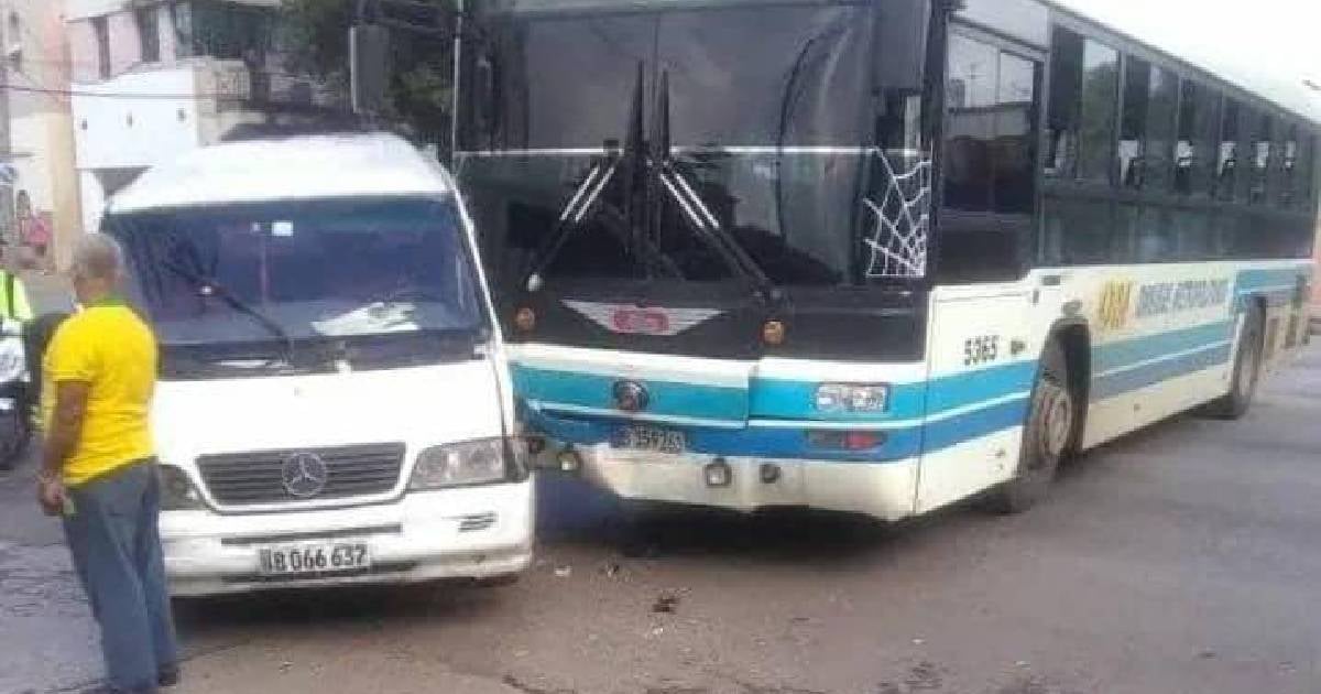 Ómnibus impacta a microbus © Transportación Habana / Facebook