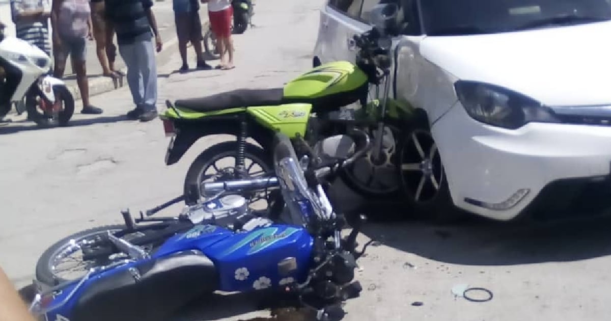 Modern MG Car Collides with Two Motorcycles in Manzanillo