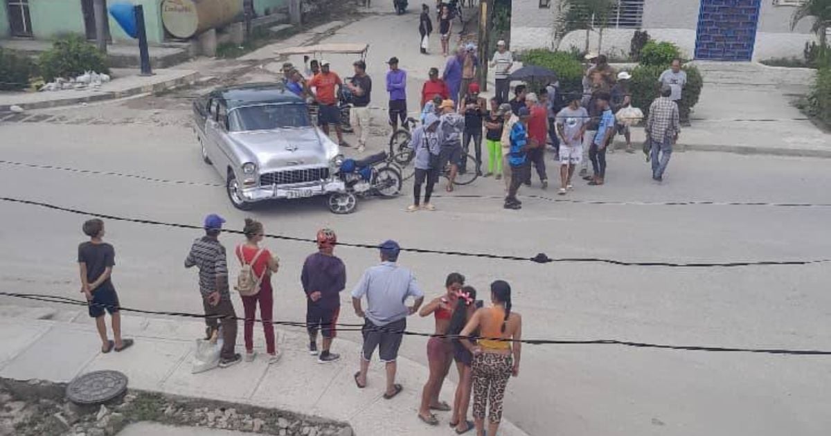 Motorcycle Collides with Classic Car in Holguín