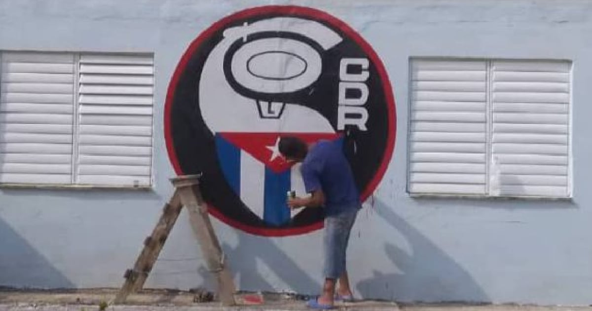 Un cederista retoca el logo de la organización © Cubadebate