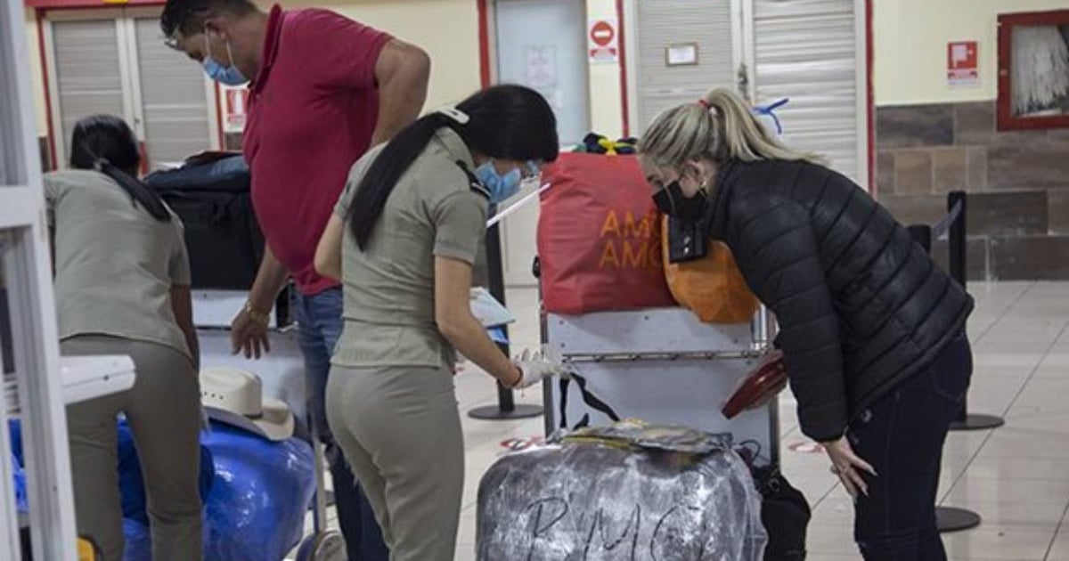 Viajeros en Aduana, Aeropuerto José Martí © Ismael Francisco/ Cubadebate