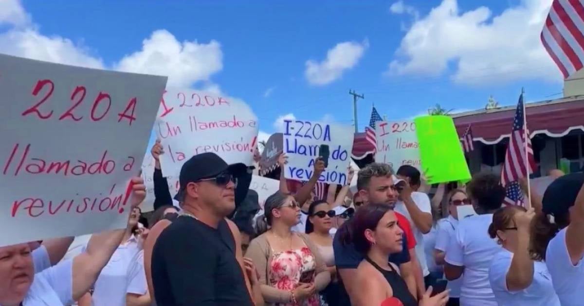 Manifestación de cubanos con I-220A en Miami © Captura de video / Facebook