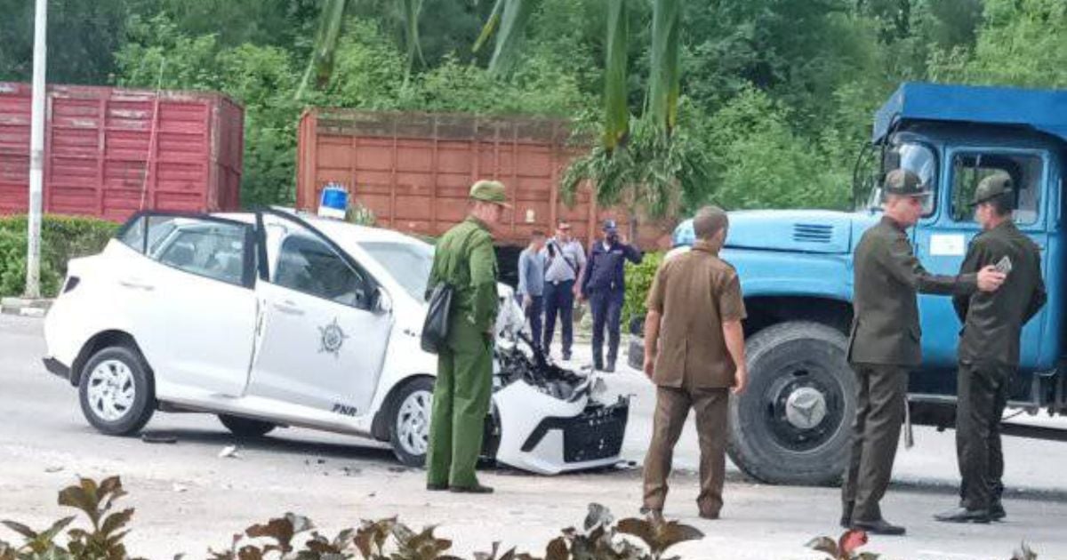 Police Officers Injured in Patrol Car Collision with Truck in Holguín