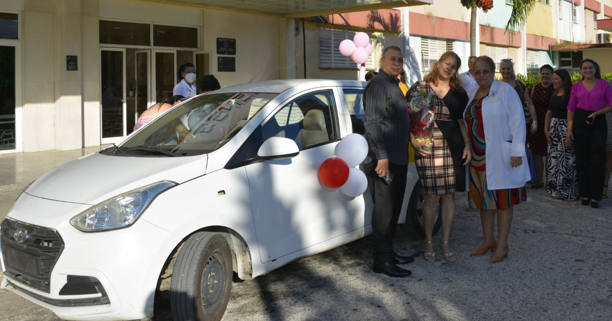 Communist Reality at Holguín Hospital: Neonatology Chief Receives Used Car in Official Ceremony