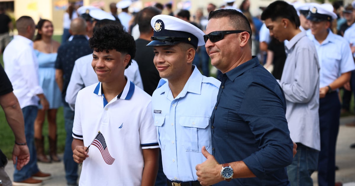 Miembro de la USCG recibe la ciudadanía estadounidense © USCIS / Twitter