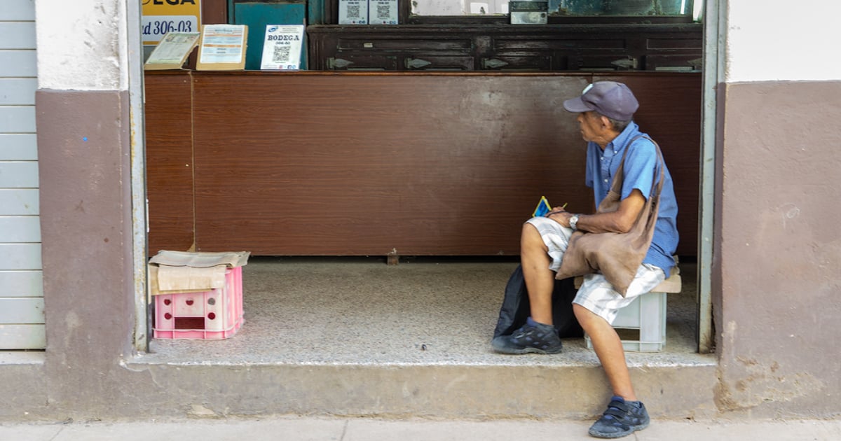 CiberCuba © Un jubilado cubano, a las puertas de una bodega.