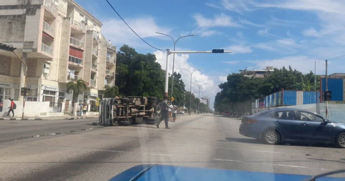 Gas Delivery Truck Overturns in Havana Intersection Due to Traffic Light Outage