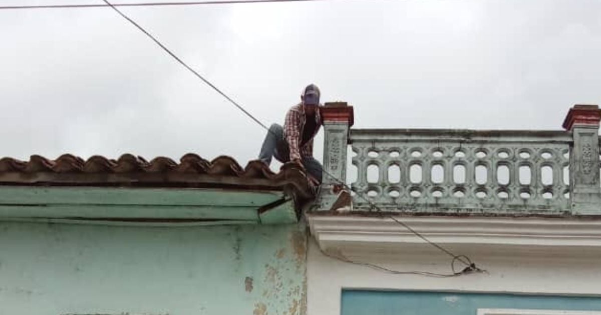 Trabajador social rescata un gato en Sancti Spíritus © Facebook / Fundación ARCA Sancti Spíritus