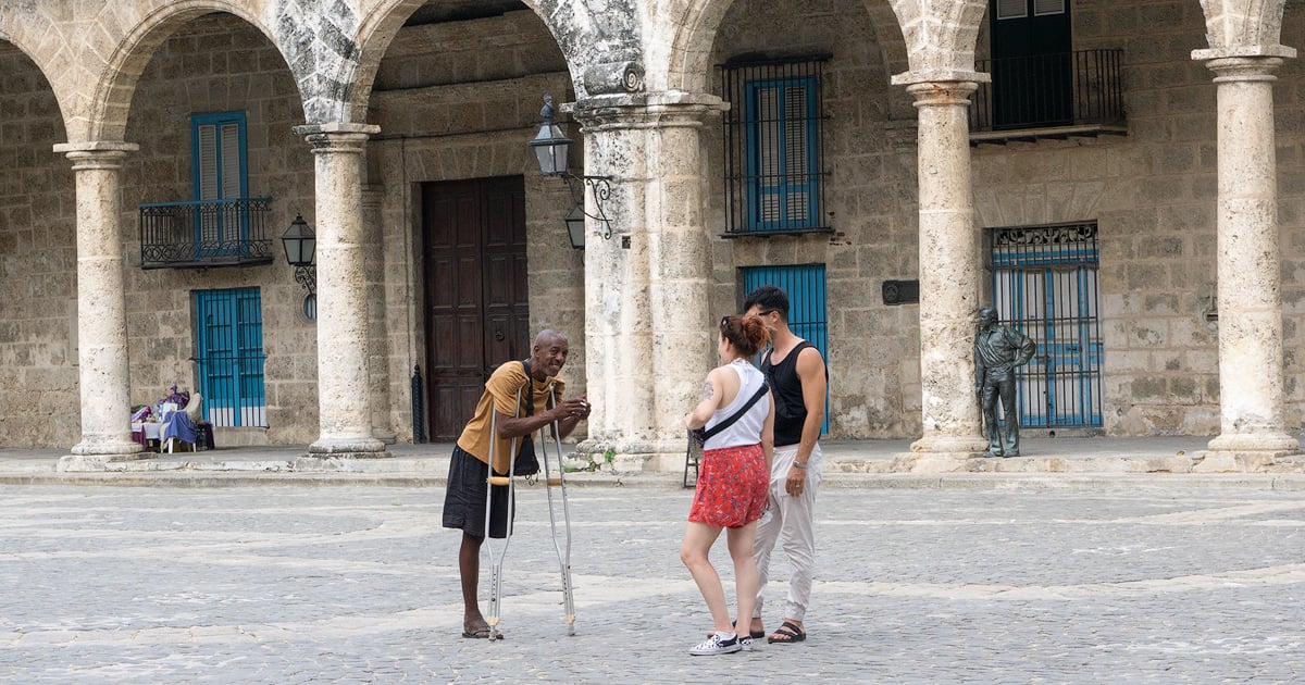 Anciano discapacitado pide ayuda a turistas en La Habana © CiberCuba