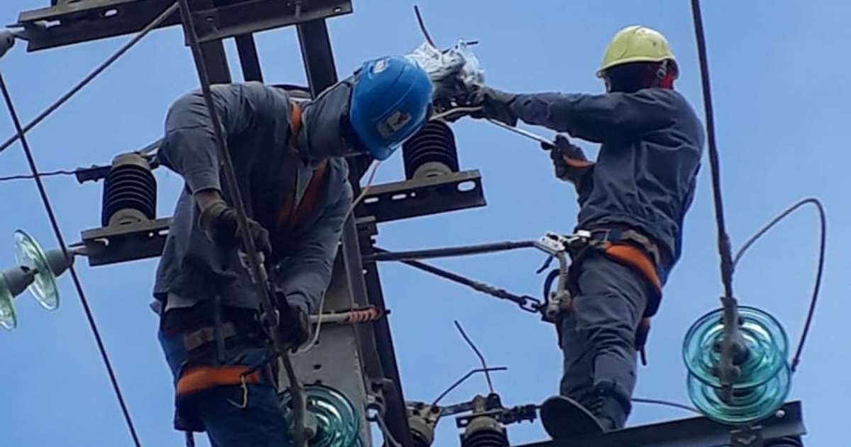 Linieros en Cuba (Imagen de referencia) © Facebook / Unión Eléctrica UNE