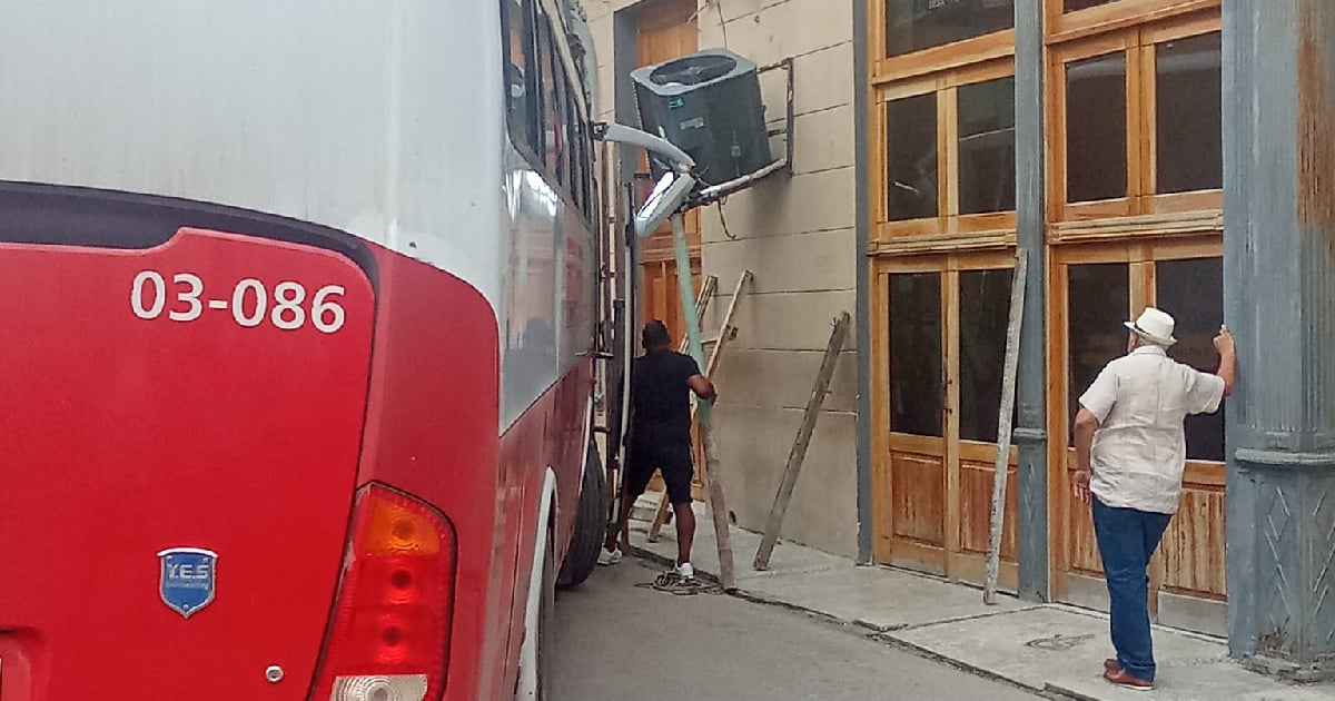 Bus Accident in Havana Leaves Building Damaged, No Injuries Reported