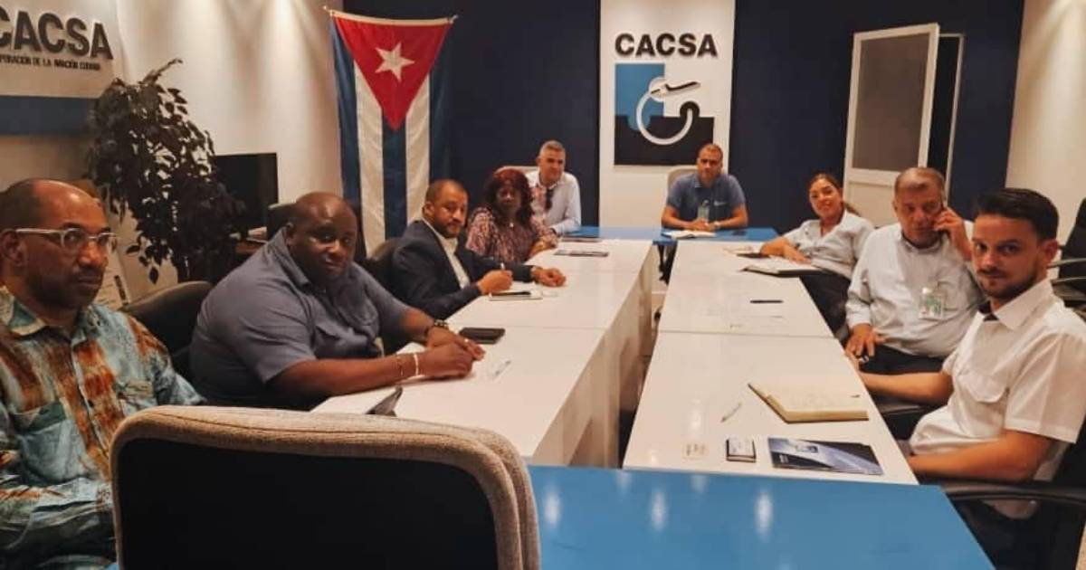 Reunión entre directivos de las aerolíneas © Facebook / ECASA