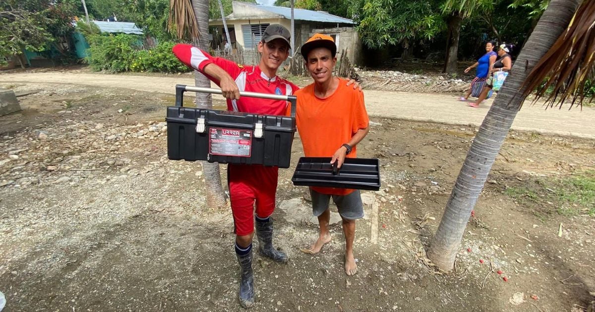 El valiente joven recibe el reconocimiento por su valentía © Facebook / Daniel Ross Dieguez