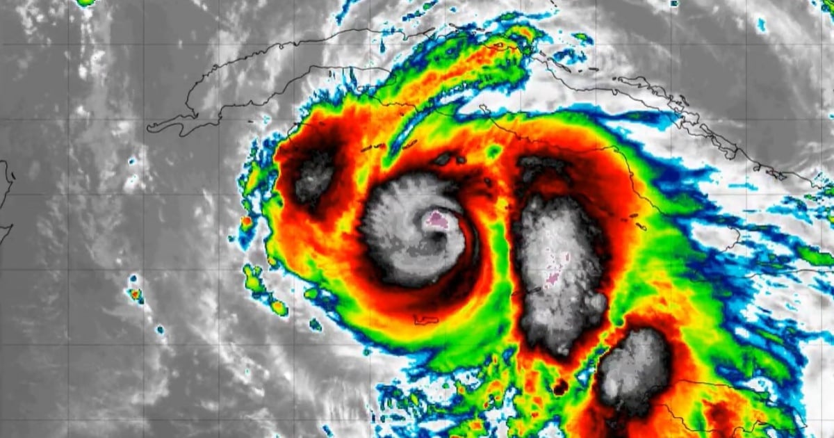 Imagen del satélite del huracán Rafael © NOAA