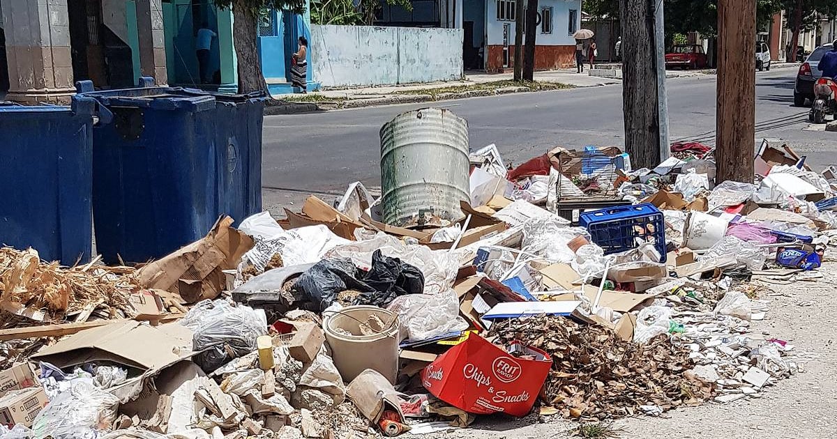 Hurricane Rafael Threatens Havana: Waste Crisis Puts Cubans at Risk