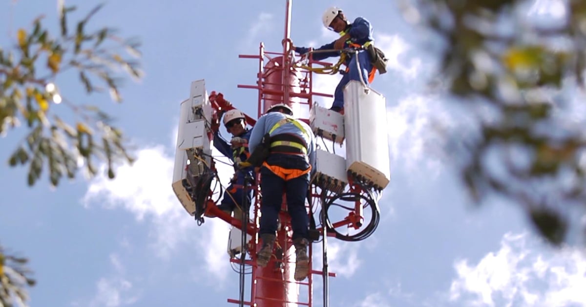 Trabajadores en torre de ETECSA © Facebook/ETECSA