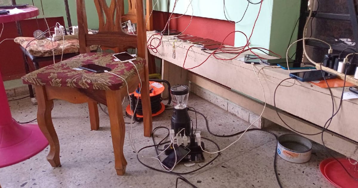 Organization Offers Power to Neighbors Amidst Blackout in Havana Neighborhood