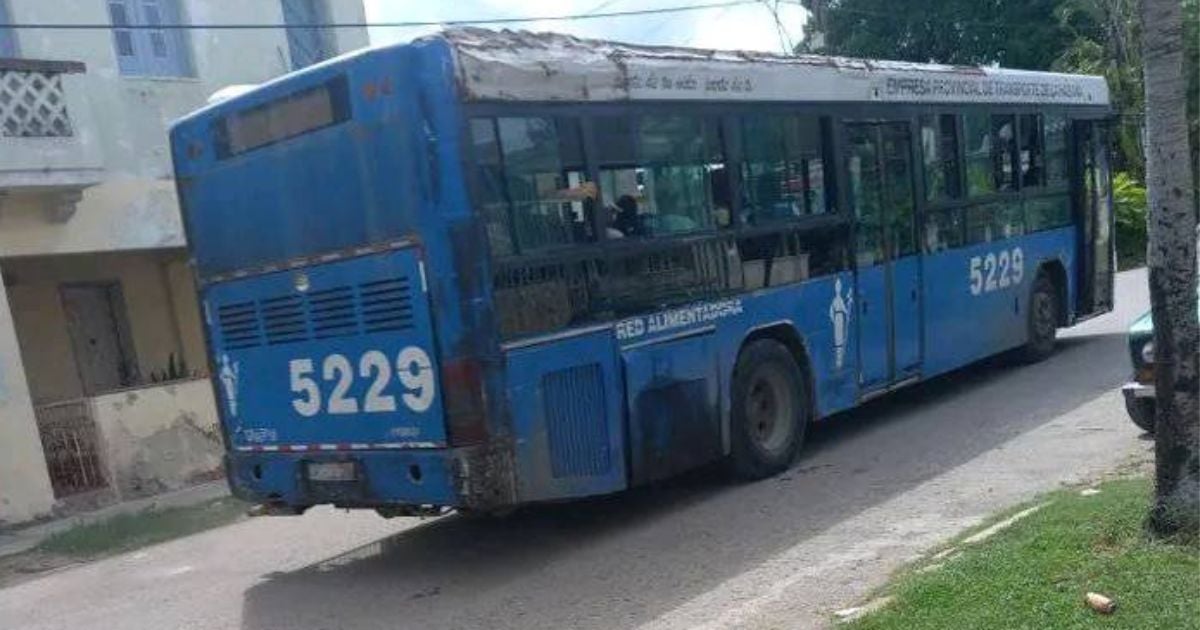 Chofer desvía su camino para ayudar a un bebé a bordo con emergencia médica © Facebook / Transportación Habana TH