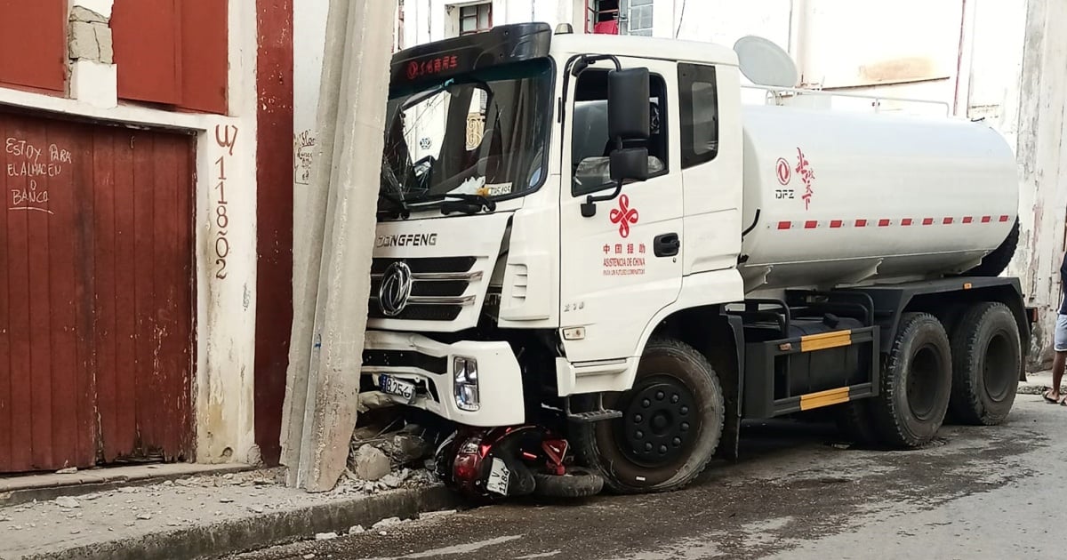 Truck Collides with Car, Motorcycle, and Crashes into Pole in Havana