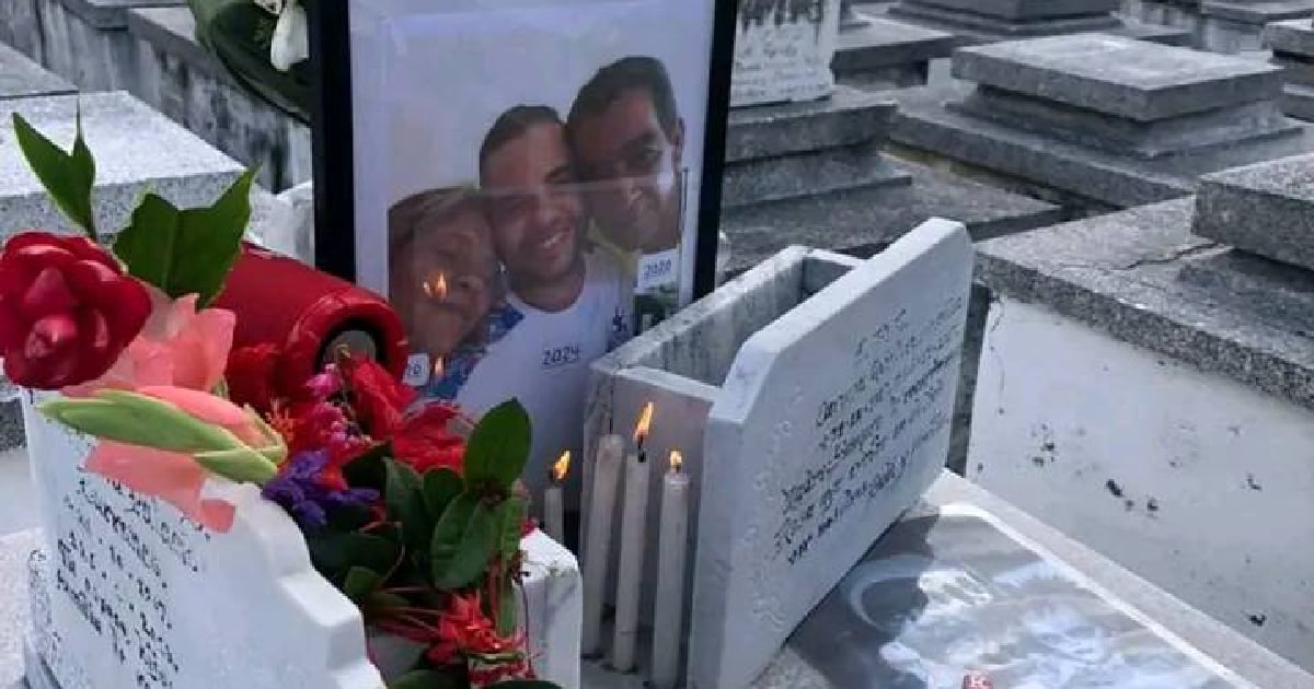 Cubans Pay Tribute to El Taiger at His Havana Grave