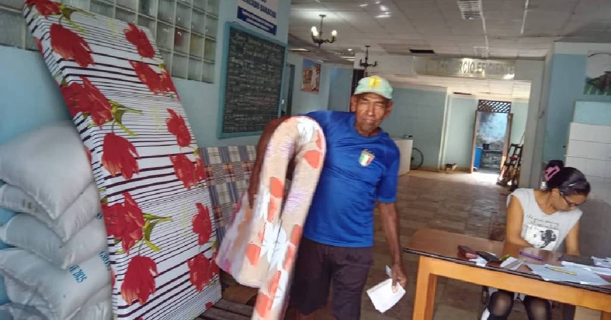 Cuban Government Offers Discounted Mattresses to Families Impacted by Hurricane Oscar in Baracoa