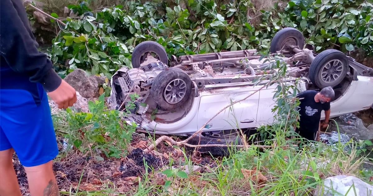 Car Overturns Off Road in Sancti Spíritus