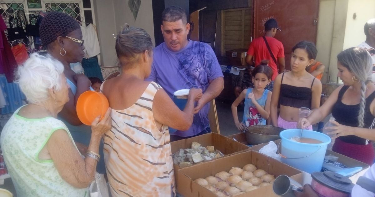 Santiaguero ofrece alimentos a ancianos en Santiago de Cuba © Facebook / Aris Arias Batalla