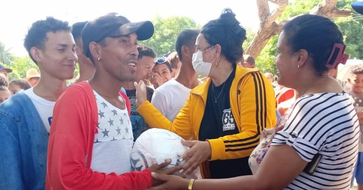 Government of Granma Claims to Deliver "Unique Joy" to Pilón with a Soccer Ball Gift