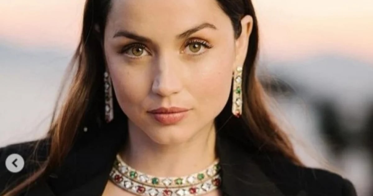 Ana de Armas luciendo joyas de Louis Vuitton © Instagram / ana_d_armas