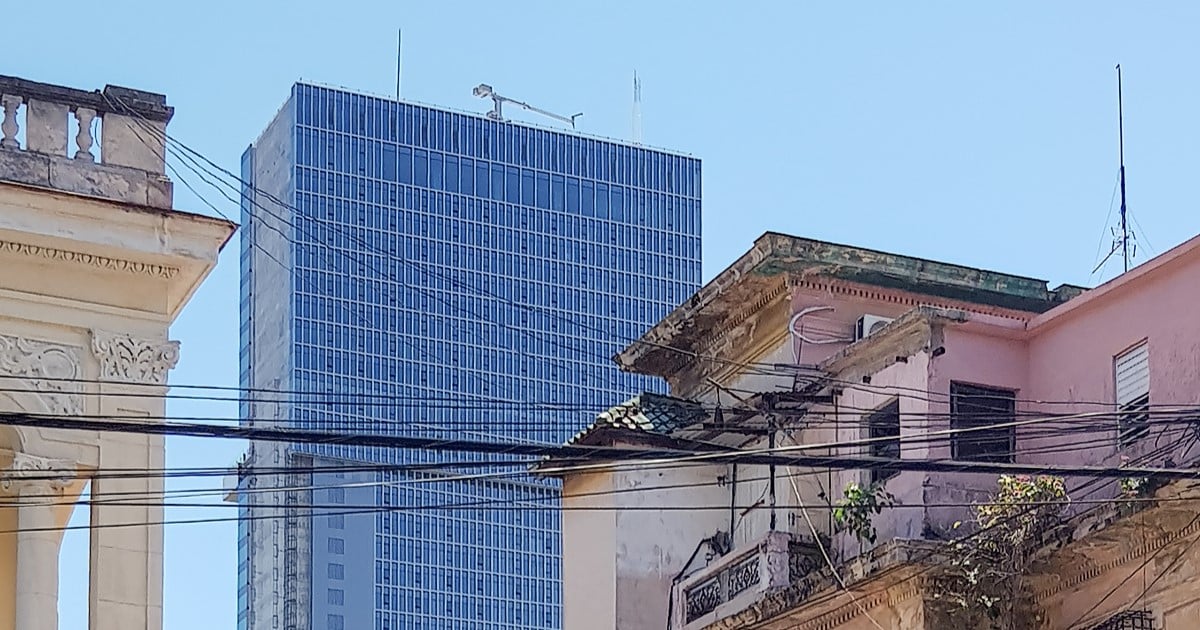 Cuban Architect Denounces Havana's K-23 Tower Hotel as a "Scar on the Landscape"