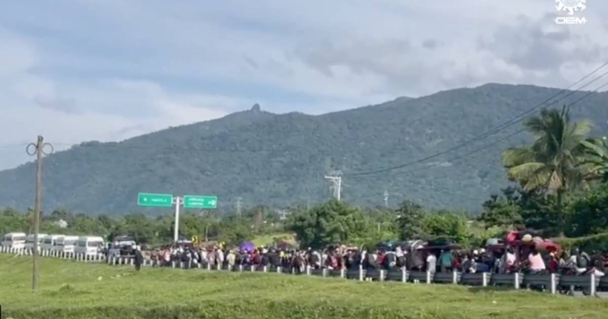 Cubanos parten en caravana desde Tapachula por fallos en CBP One