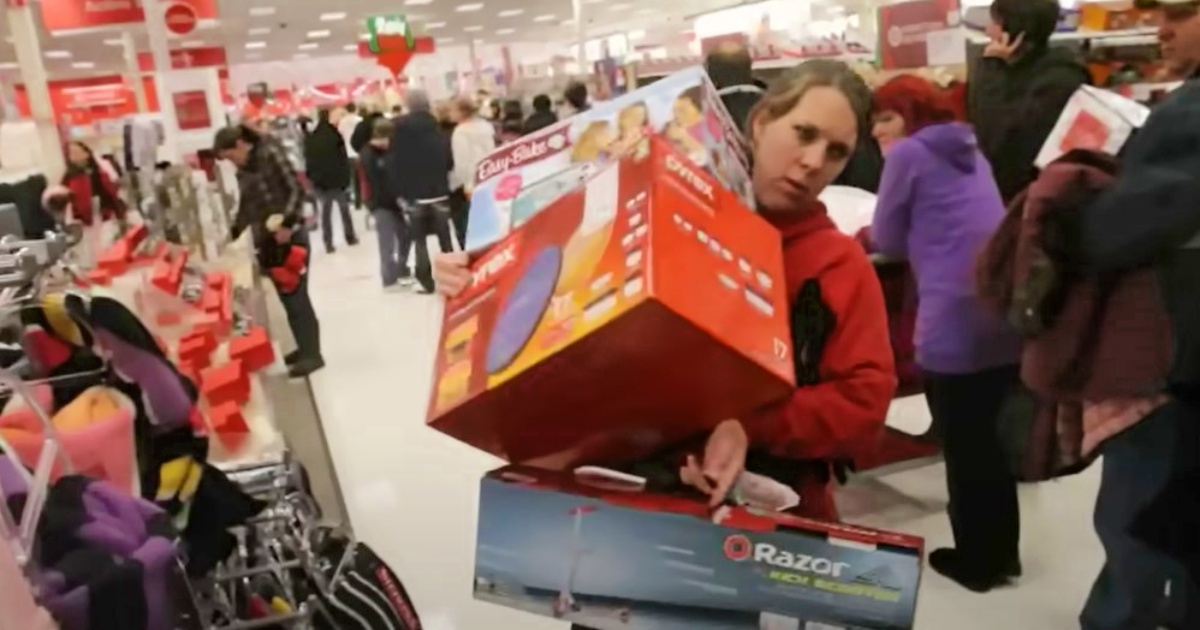 Una mujer cargada de paquetes en Black Friday en EE.UU. (Imagen de referencia) © YouTube/Screenshot-The Salt Lake Tribune