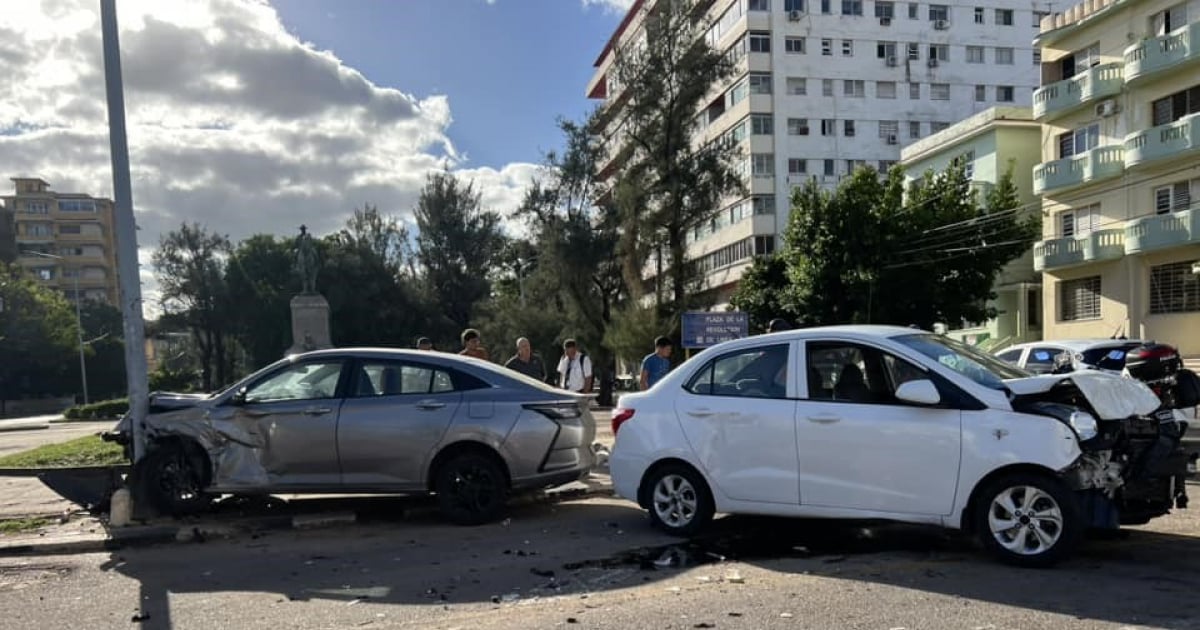 Collision on Prominent Vedado Avenue Involving Two Cars