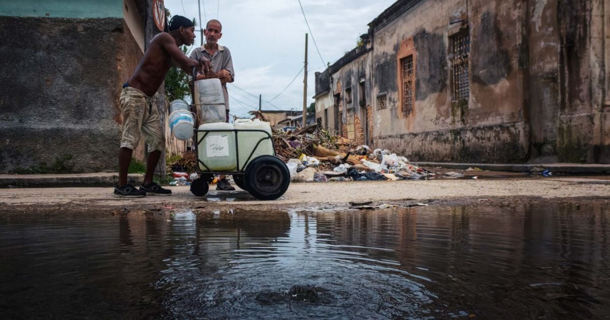 Los habitantes de seis calles en Matanzas dependen de que un héroe local les suministre agua © Girón / Raúl Navarro González