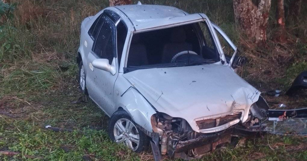 Carro destrozado tras impactar contra un árbol en Villa Clara © Facebook/ACCIDENTES BUSES & CAMIONES por más experiencia y menos víctimas!