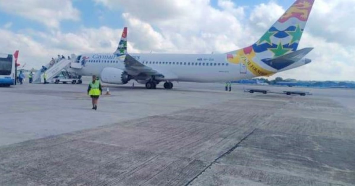 Avión que trajo de vuelta a los migrantes cubanos este viernes desde Gran Caimán © MININT