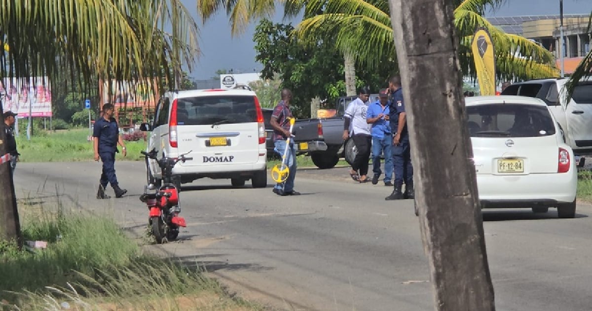 Policías realizan pericias en el lugar del accidente © Suriname U-News