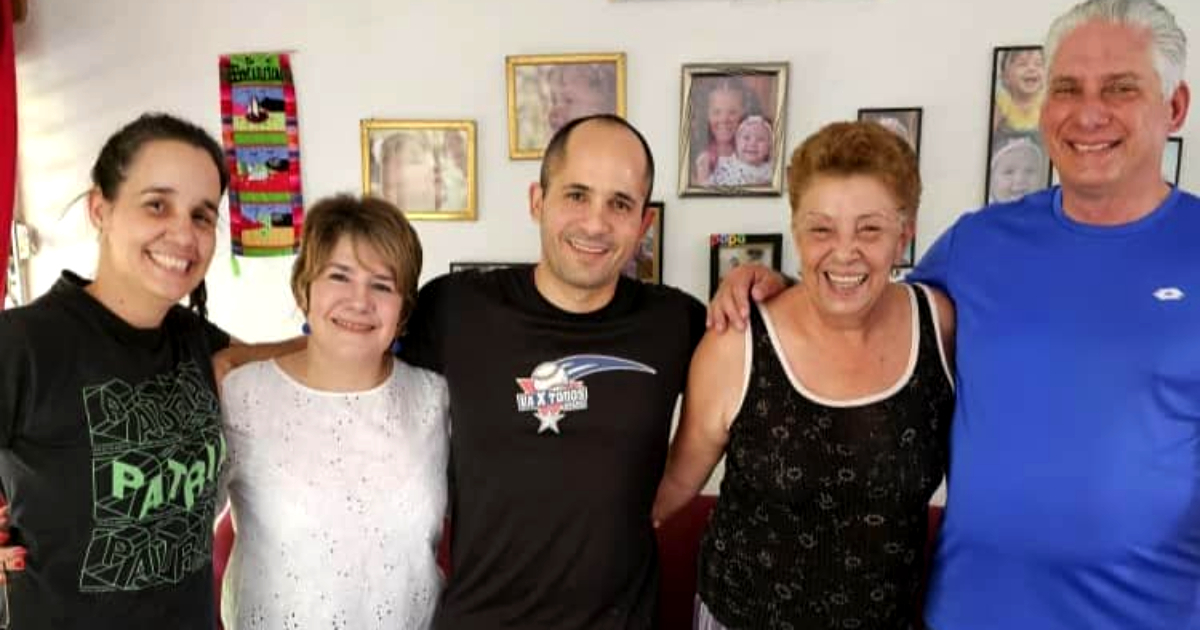 Leticia Martínez Hernández, Lis Cuesta Peraza, un joven (posible hermano de Leticia), su madre y Díaz-Canel © Facebook / María Del Carmen Hernández Carús