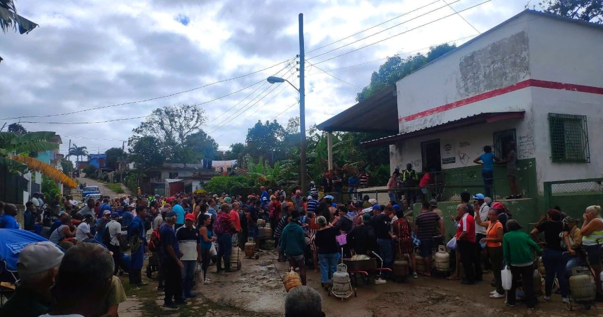 Cubans Endure Long Waits for Scarce Gas Canisters in El Calvario