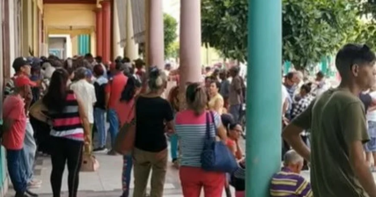 Cola en banco de Camagüey (Imagen de referencia) © Captura de video de YouTube de CUBÁNAME