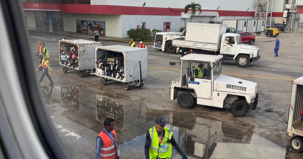 Avión carga equipaje en Aeropuerto de La Habana (referencial) © CiberCuba