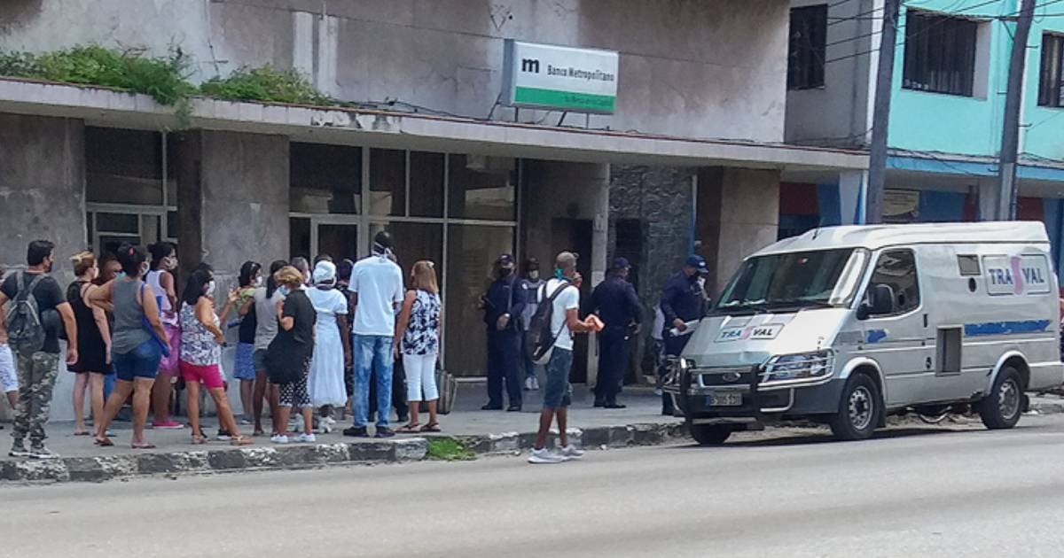 Cubanos en un Banco Metropolitano © CiberCuba