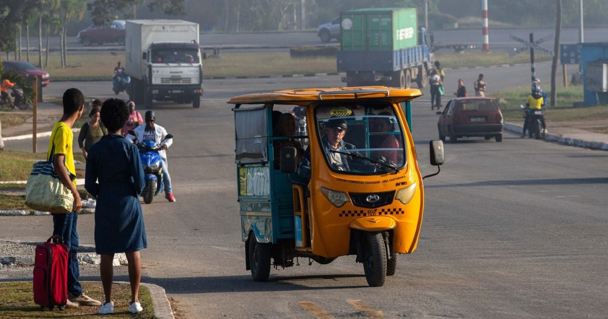 Triciclo eléctrico en La Habana © Facebook / Eduardo Rodríguez Dávila