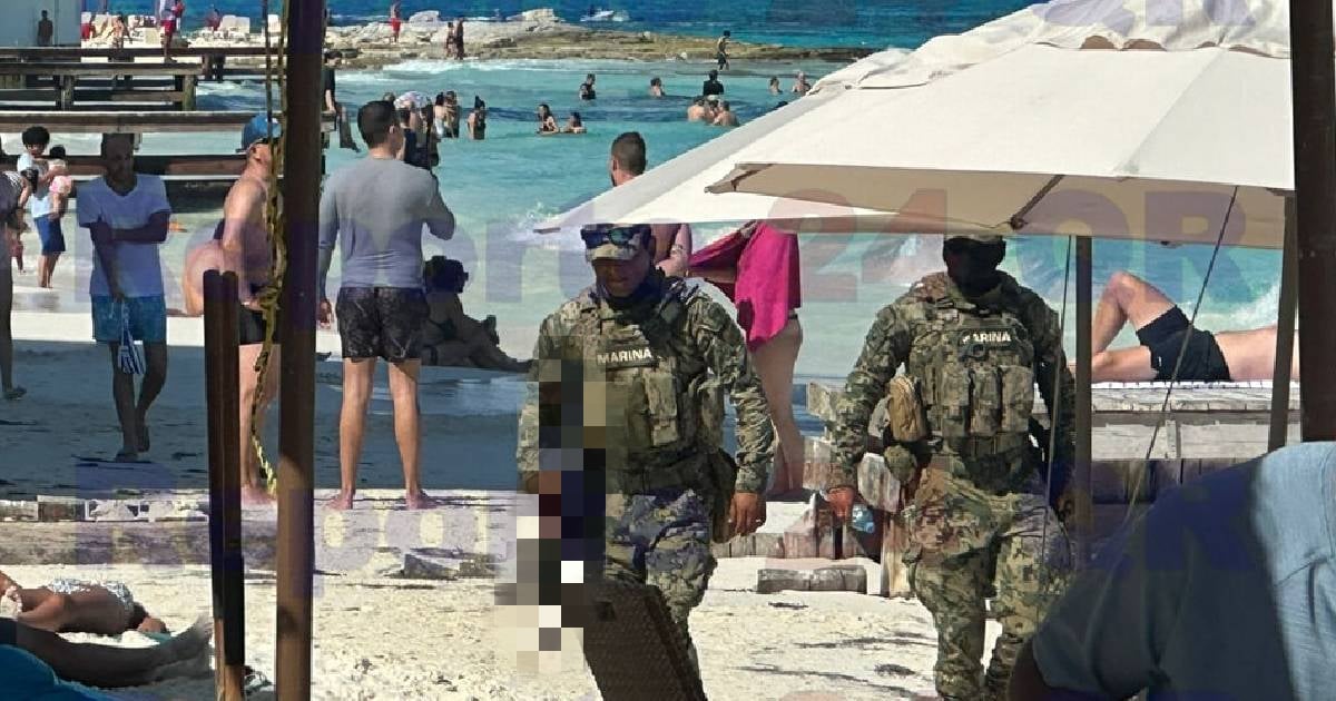 Militares en playa de Cancún © Facebook/Reporte 24Qr