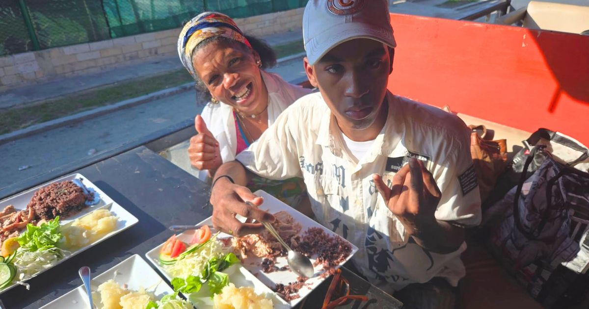 Cena solidaria en el bar K5, en Guanabo, La Habana © Facebook / Hugo Puig González 