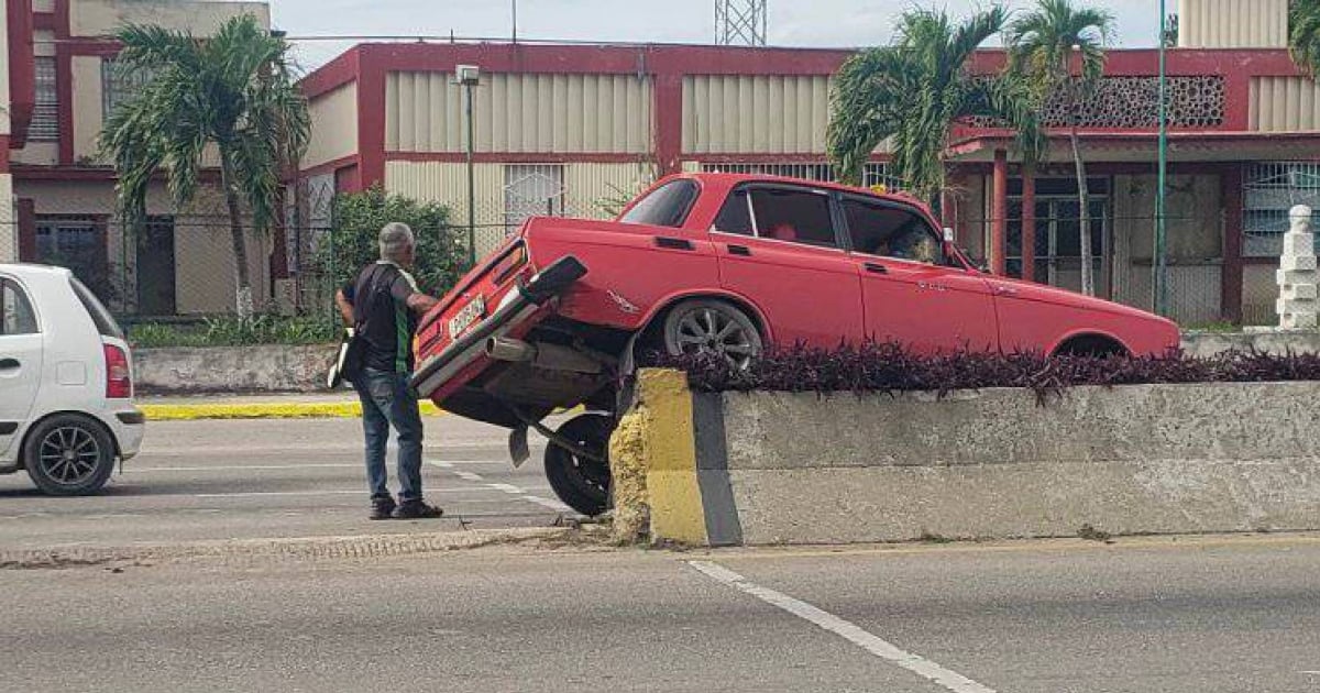 Moskvich queda sobre el separador de la avenida Boyeros tras ser impactado por un camión en La Habana