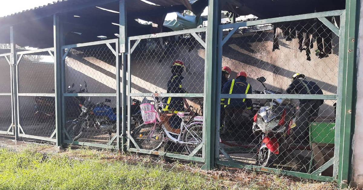 Incendio en el parqueo del Hospital Materno de Santa Clara © Facebook/Henry Omar Pérez